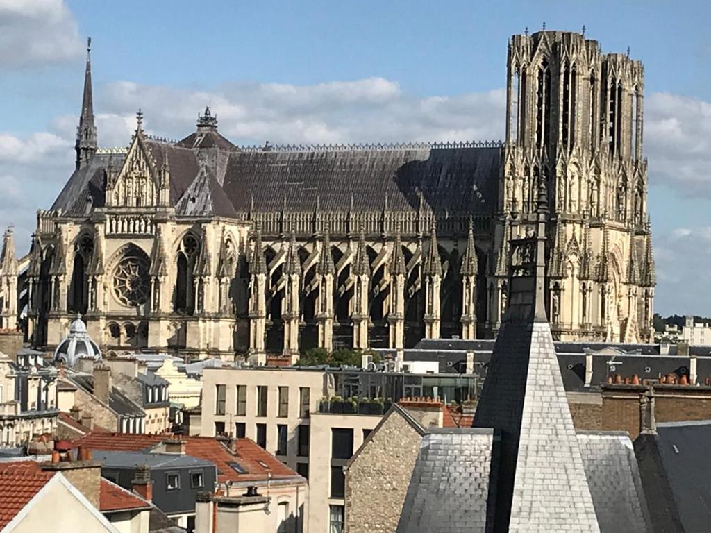 Appartement Centre Ville - Vue Cathedrale - 33 Reims Buitenkant foto